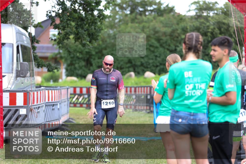 21.06.2026 - 29. Vierlanden-Triathlon Andreas Tolksdorf http://msf.ph/oto/9916660 21.06.2026 14:37:22 Ziel 1210 meine-sportfotos.de