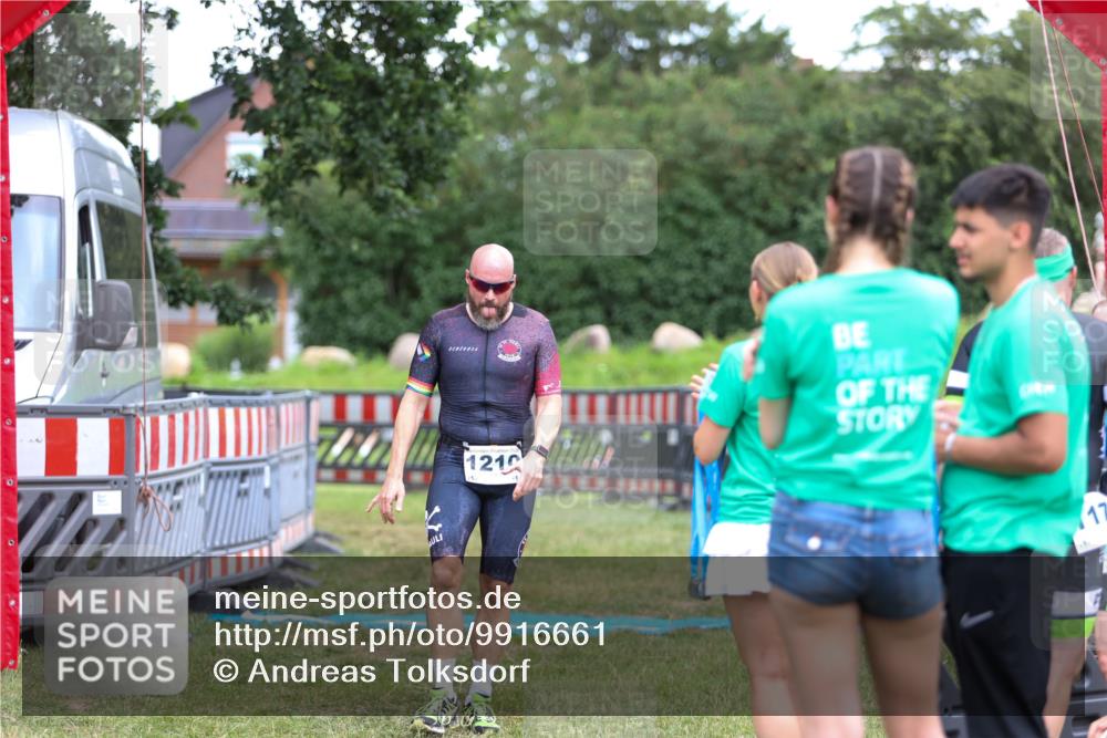 21.06.2026 - 29. Vierlanden-Triathlon Andreas Tolksdorf http://msf.ph/oto/9916661 21.06.2026 14:37:22 Ziel 1210 meine-sportfotos.de