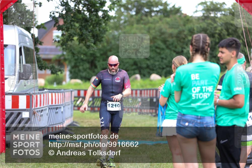 21.06.2026 - 29. Vierlanden-Triathlon Andreas Tolksdorf http://msf.ph/oto/9916662 21.06.2026 14:37:22 Ziel 1210 meine-sportfotos.de