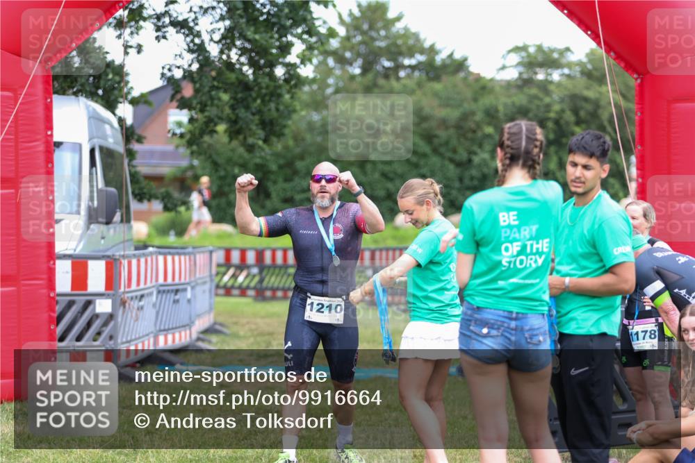 21.06.2026 - 29. Vierlanden-Triathlon Andreas Tolksdorf http://msf.ph/oto/9916664 21.06.2026 14:37:25 Ziel 1210 meine-sportfotos.de