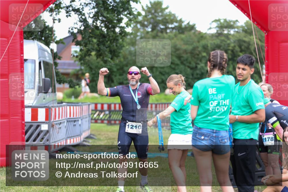 21.06.2026 - 29. Vierlanden-Triathlon Andreas Tolksdorf http://msf.ph/oto/9916665 21.06.2026 14:37:25 Ziel 1210 meine-sportfotos.de