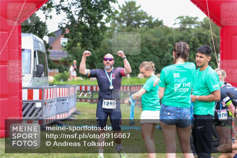21.06.2026 - 29. Vierlanden-Triathlon Andreas Tolksdorf http://msf.ph/oto/9916667 21.06.2026 14:37:25 Ziel 1210 meine-sportfotos.de