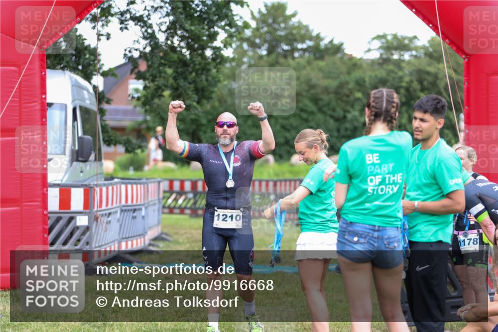 21.06.2026 - 29. Vierlanden-Triathlon Andreas Tolksdorf http://msf.ph/oto/9916668 21.06.2026 14:37:25 Ziel 1210 meine-sportfotos.de