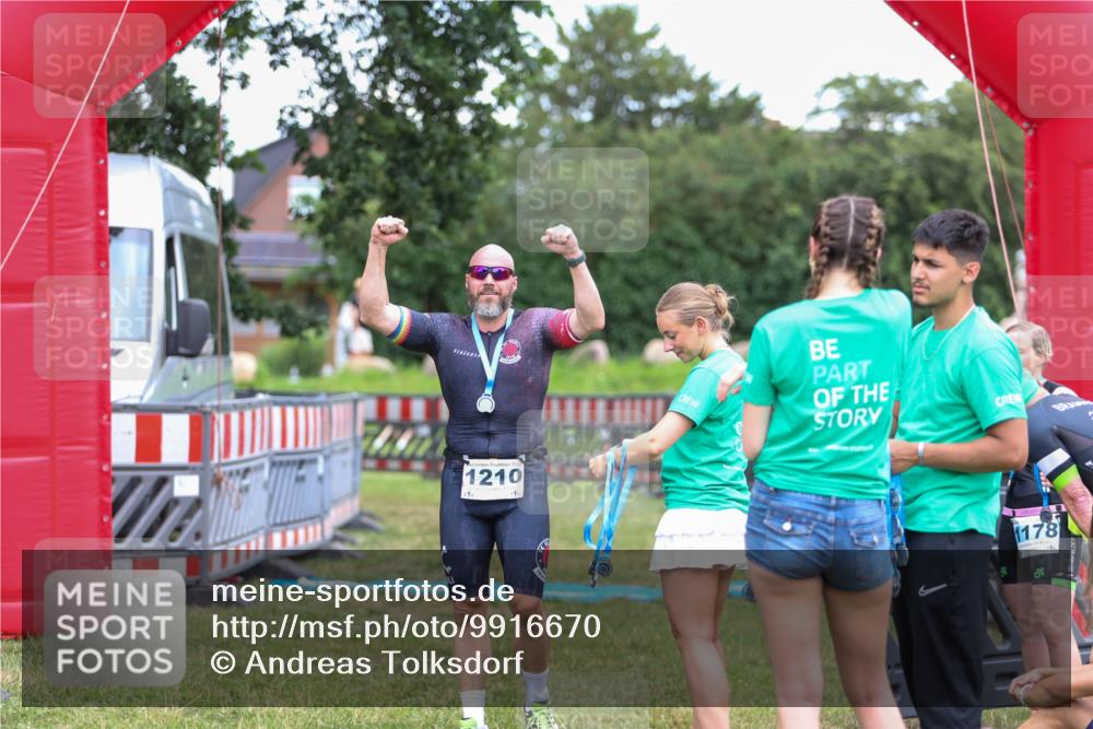 21.06.2026 - 29. Vierlanden-Triathlon Andreas Tolksdorf http://msf.ph/oto/9916670 21.06.2026 14:37:25 Ziel 1210 meine-sportfotos.de