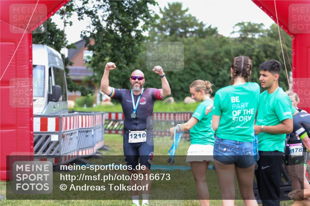 21.06.2026 - 29. Vierlanden-Triathlon Andreas Tolksdorf http://msf.ph/oto/9916673 21.06.2026 14:37:26 Ziel  meine-sportfotos.de