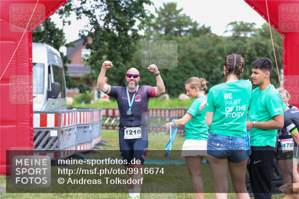 21.06.2026 - 29. Vierlanden-Triathlon Andreas Tolksdorf http://msf.ph/oto/9916674 21.06.2026 14:37:26 Ziel  meine-sportfotos.de