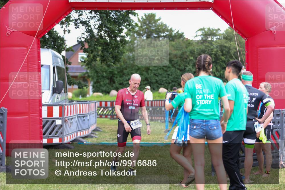 21.06.2026 - 29. Vierlanden-Triathlon Andreas Tolksdorf http://msf.ph/oto/9916686 21.06.2026 14:37:53 Ziel 1226 meine-sportfotos.de