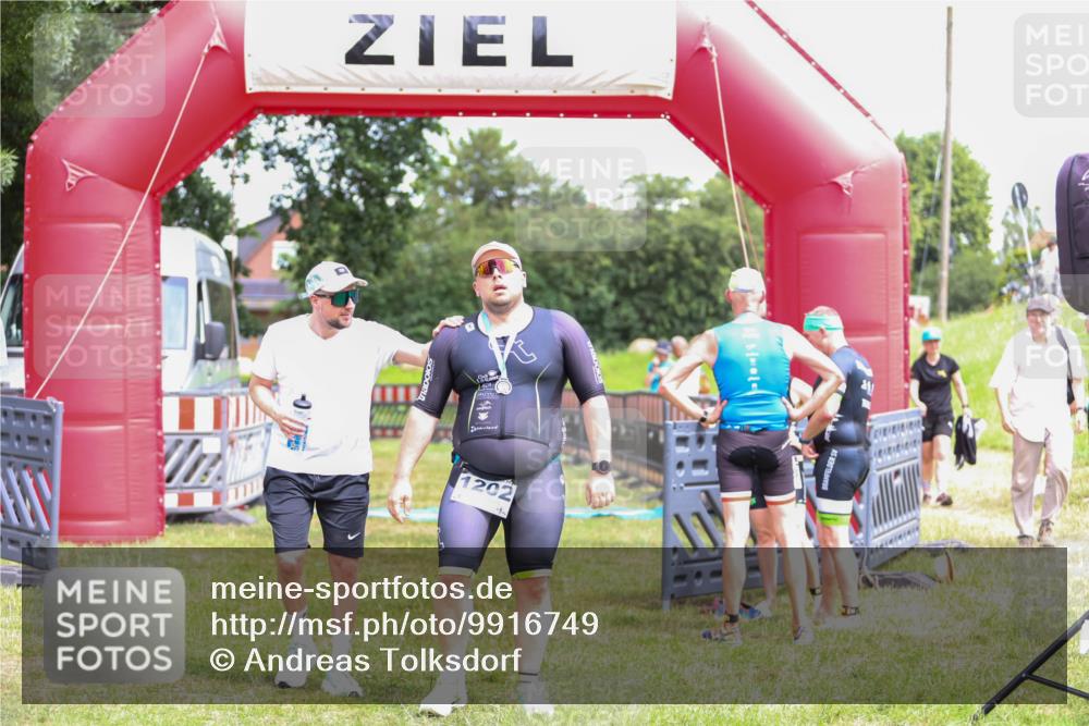 21.06.2026 - 29. Vierlanden-Triathlon Andreas Tolksdorf http://msf.ph/oto/9916749 21.06.2026 14:41:50 Ziel  meine-sportfotos.de