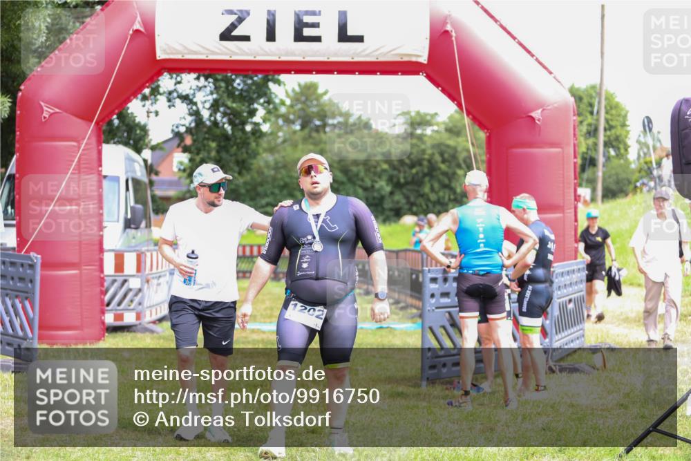 21.06.2026 - 29. Vierlanden-Triathlon Andreas Tolksdorf http://msf.ph/oto/9916750 21.06.2026 14:41:50 Ziel  meine-sportfotos.de