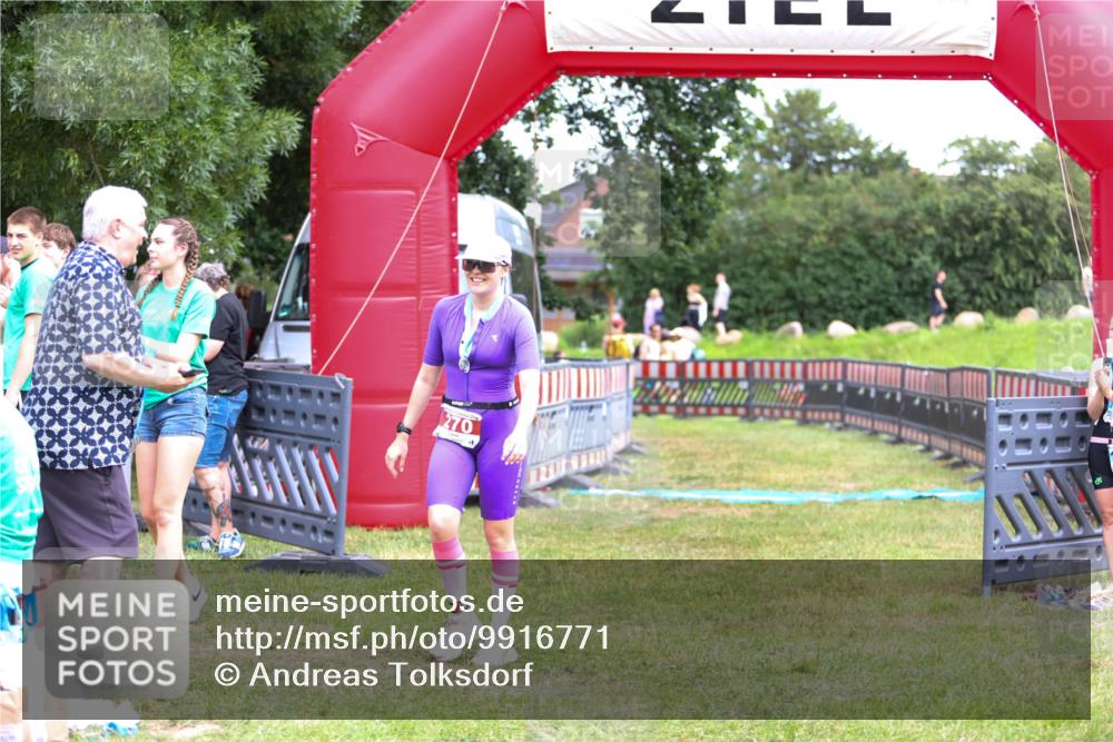 21.06.2026 - 29. Vierlanden-Triathlon Andreas Tolksdorf http://msf.ph/oto/9916771 21.06.2026 14:44:33 Ziel  meine-sportfotos.de