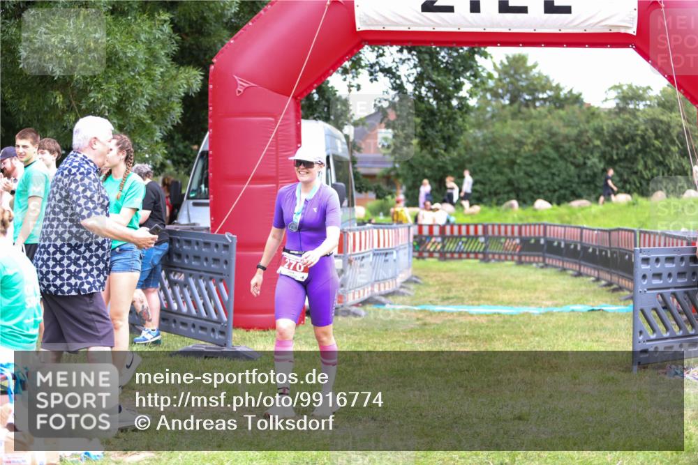 21.06.2026 - 29. Vierlanden-Triathlon Andreas Tolksdorf http://msf.ph/oto/9916774 21.06.2026 14:44:33 Ziel  meine-sportfotos.de