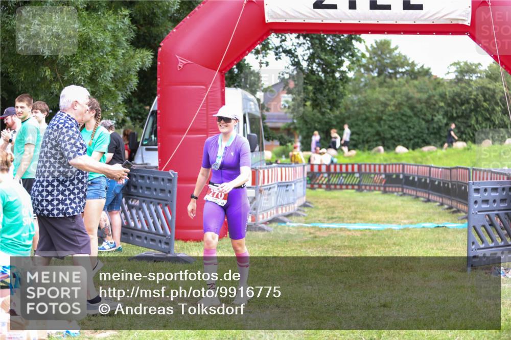 21.06.2026 - 29. Vierlanden-Triathlon Andreas Tolksdorf http://msf.ph/oto/9916775 21.06.2026 14:44:33 Ziel  meine-sportfotos.de