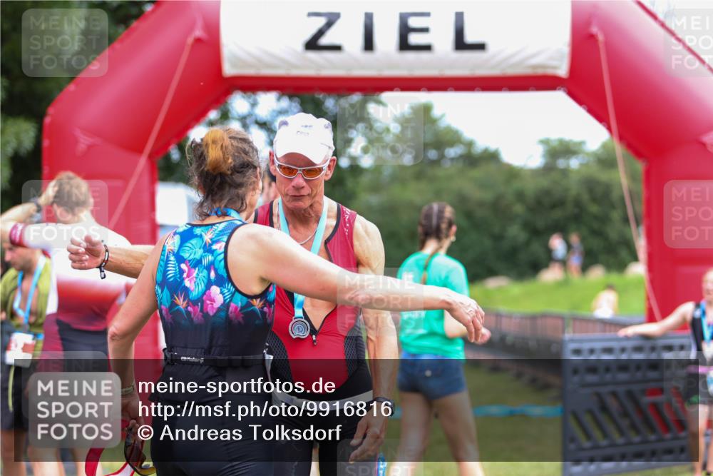21.06.2026 - 29. Vierlanden-Triathlon Andreas Tolksdorf http://msf.ph/oto/9916816 21.06.2026 14:46:37 Ziel  meine-sportfotos.de