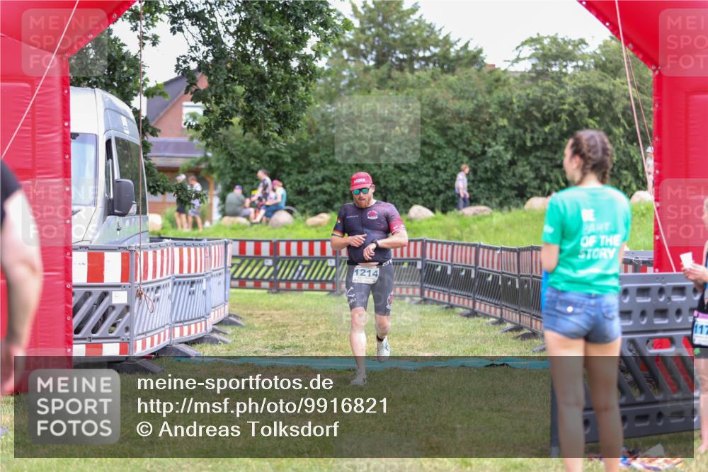 21.06.2026 - 29. Vierlanden-Triathlon Andreas Tolksdorf http://msf.ph/oto/9916821 21.06.2026 14:46:59 Ziel 1214 meine-sportfotos.de