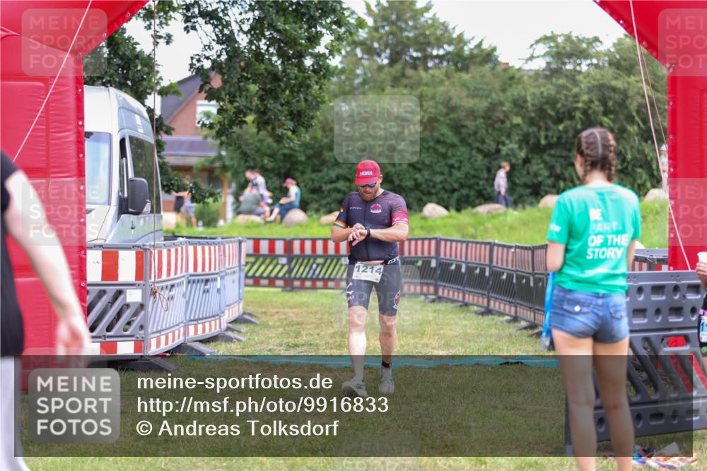 21.06.2026 - 29. Vierlanden-Triathlon Andreas Tolksdorf http://msf.ph/oto/9916833 21.06.2026 14:47:00 Ziel 1214 meine-sportfotos.de
