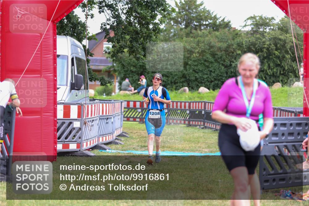 21.06.2026 - 29. Vierlanden-Triathlon Andreas Tolksdorf http://msf.ph/oto/9916861 21.06.2026 14:47:23 Ziel 1208 meine-sportfotos.de