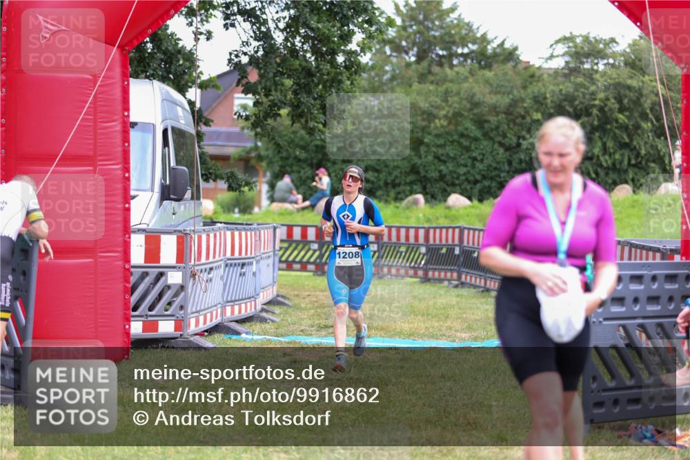 21.06.2026 - 29. Vierlanden-Triathlon Andreas Tolksdorf http://msf.ph/oto/9916862 21.06.2026 14:47:23 Ziel 1208 meine-sportfotos.de