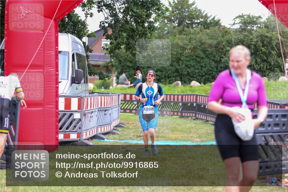 21.06.2026 - 29. Vierlanden-Triathlon Andreas Tolksdorf http://msf.ph/oto/9916865 21.06.2026 14:47:23 Ziel 1208 meine-sportfotos.de
