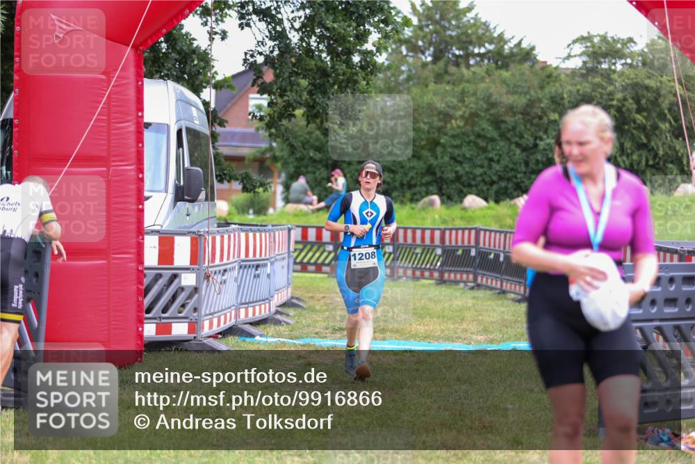 21.06.2026 - 29. Vierlanden-Triathlon Andreas Tolksdorf http://msf.ph/oto/9916866 21.06.2026 14:47:23 Ziel 1208 meine-sportfotos.de