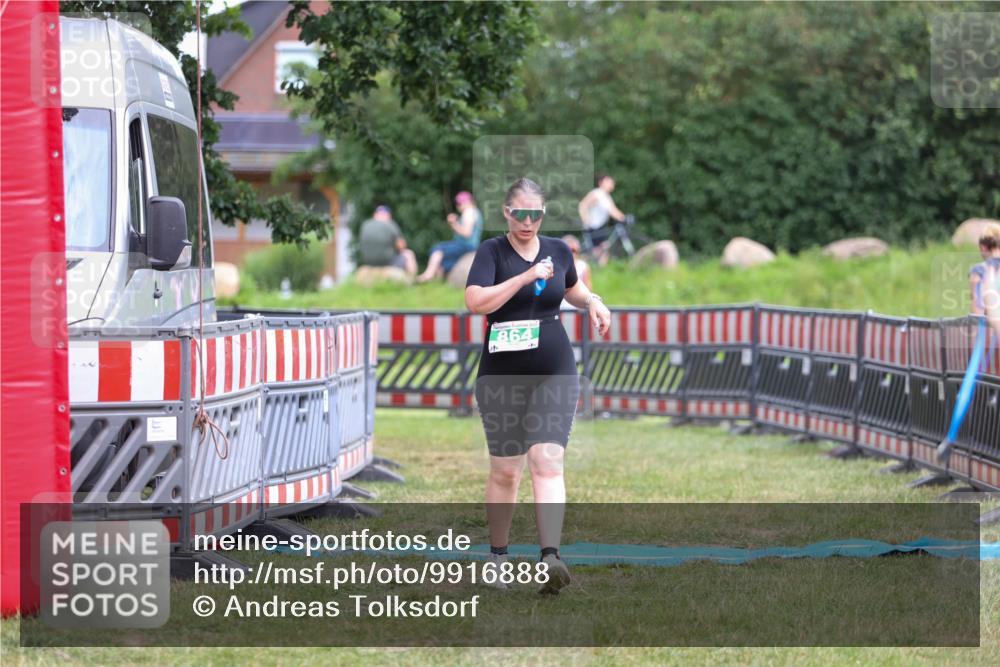 21.06.2026 - 29. Vierlanden-Triathlon Andreas Tolksdorf http://msf.ph/oto/9916888 21.06.2026 14:50:09 Ziel 864 meine-sportfotos.de