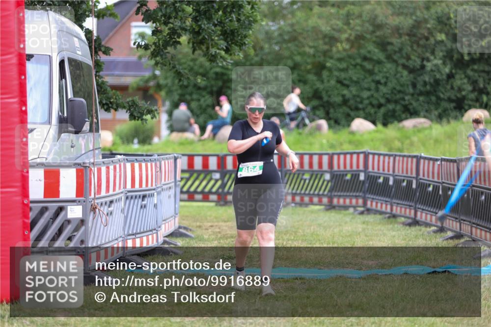 21.06.2026 - 29. Vierlanden-Triathlon Andreas Tolksdorf http://msf.ph/oto/9916889 21.06.2026 14:50:09 Ziel 864 meine-sportfotos.de