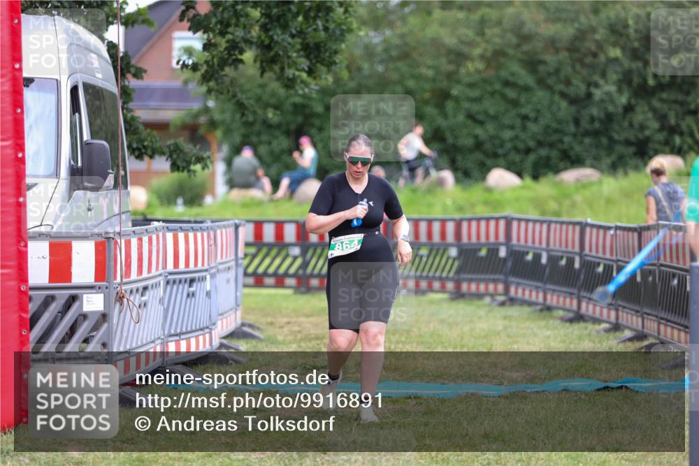 21.06.2026 - 29. Vierlanden-Triathlon Andreas Tolksdorf http://msf.ph/oto/9916891 21.06.2026 14:50:09 Ziel 864 meine-sportfotos.de