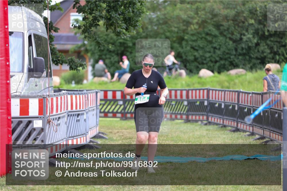 21.06.2026 - 29. Vierlanden-Triathlon Andreas Tolksdorf http://msf.ph/oto/9916892 21.06.2026 14:50:09 Ziel 864 meine-sportfotos.de