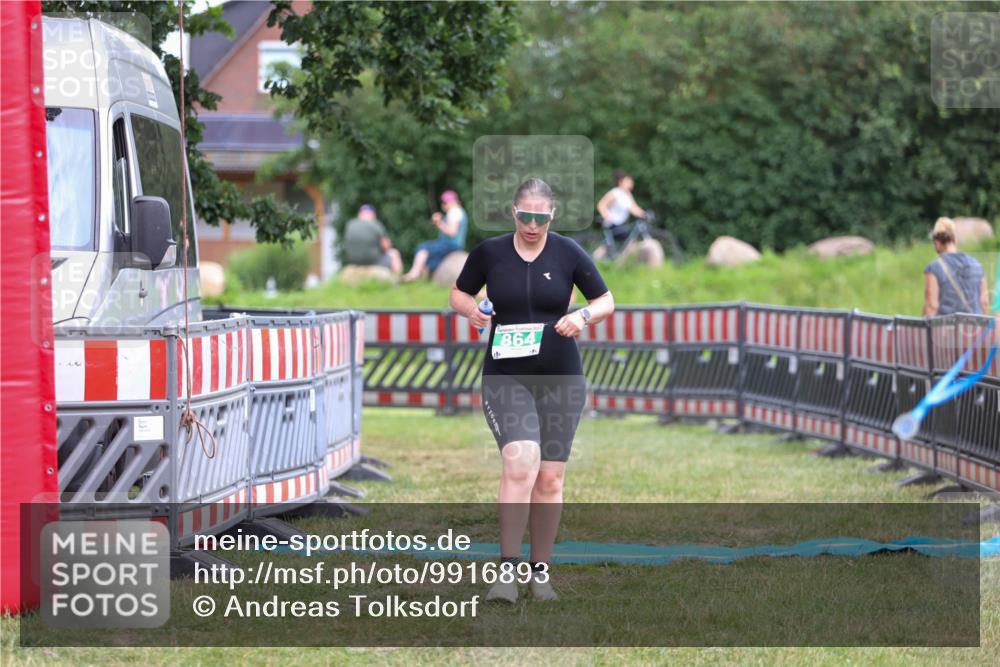 21.06.2026 - 29. Vierlanden-Triathlon Andreas Tolksdorf http://msf.ph/oto/9916893 21.06.2026 14:50:09 Ziel 864 meine-sportfotos.de