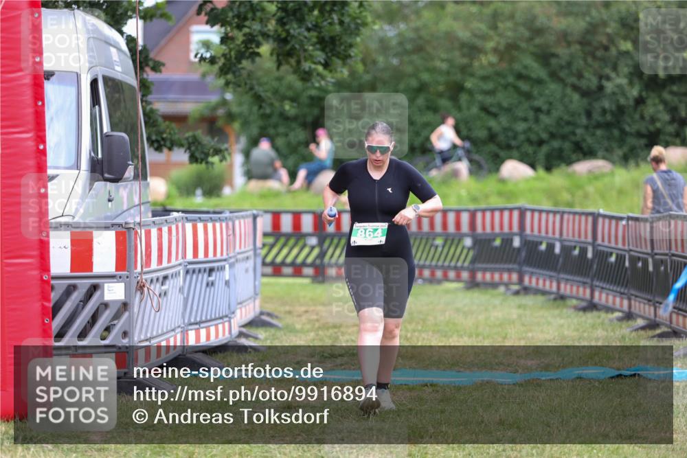 21.06.2026 - 29. Vierlanden-Triathlon Andreas Tolksdorf http://msf.ph/oto/9916894 21.06.2026 14:50:09 Ziel 864 meine-sportfotos.de