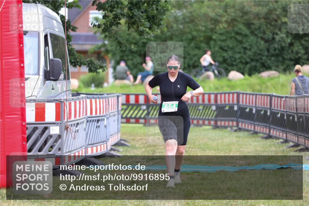 21.06.2026 - 29. Vierlanden-Triathlon Andreas Tolksdorf http://msf.ph/oto/9916895 21.06.2026 14:50:09 Ziel 864 meine-sportfotos.de