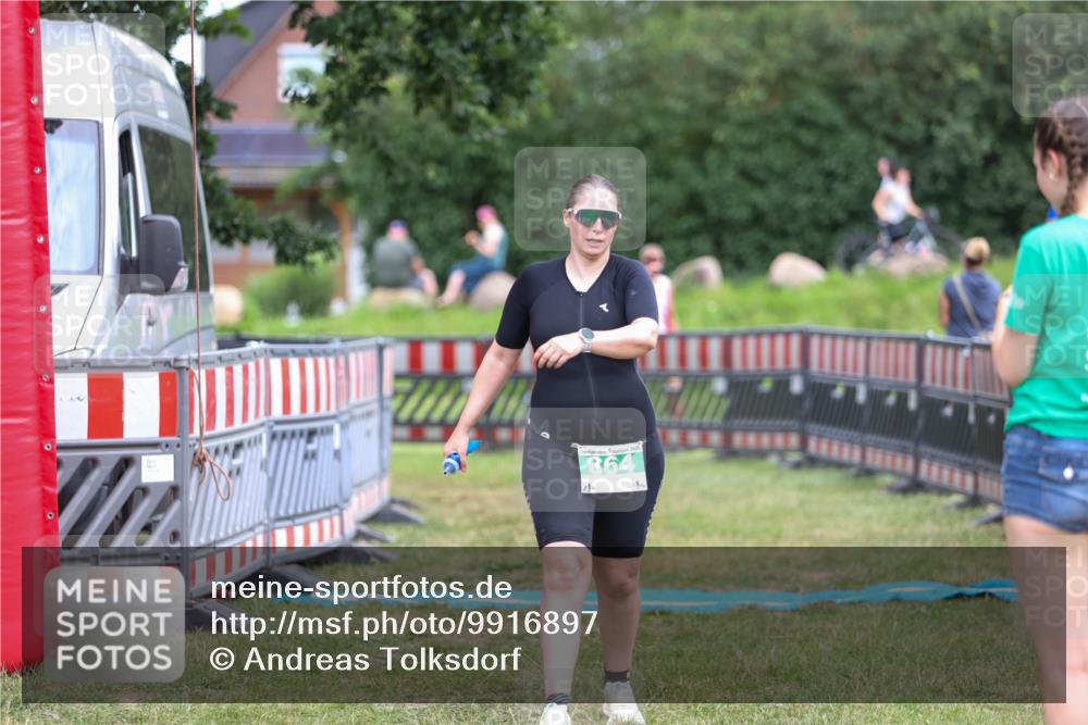 21.06.2026 - 29. Vierlanden-Triathlon Andreas Tolksdorf http://msf.ph/oto/9916897 21.06.2026 14:50:11 Ziel 864 meine-sportfotos.de