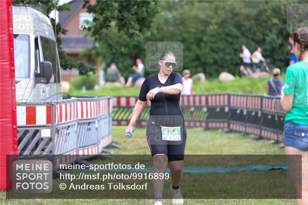 21.06.2026 - 29. Vierlanden-Triathlon Andreas Tolksdorf http://msf.ph/oto/9916899 21.06.2026 14:50:11 Ziel 864 meine-sportfotos.de