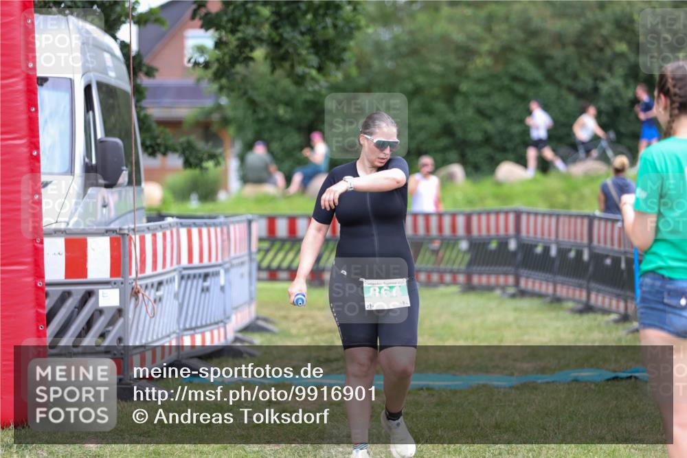 21.06.2026 - 29. Vierlanden-Triathlon Andreas Tolksdorf http://msf.ph/oto/9916901 21.06.2026 14:50:11 Ziel 864 meine-sportfotos.de