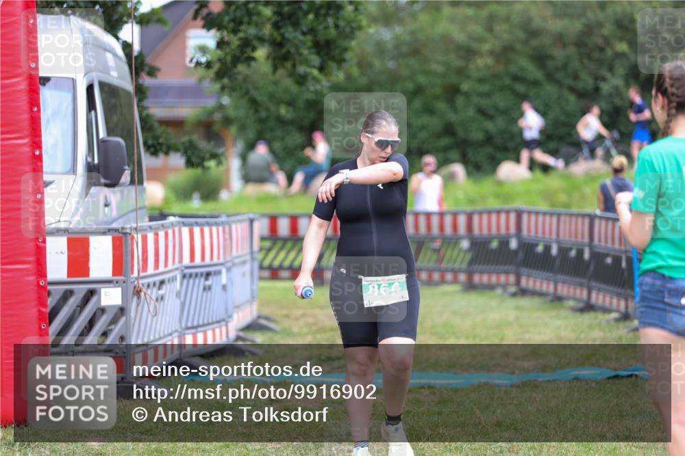 21.06.2026 - 29. Vierlanden-Triathlon Andreas Tolksdorf http://msf.ph/oto/9916902 21.06.2026 14:50:11 Ziel 864 meine-sportfotos.de