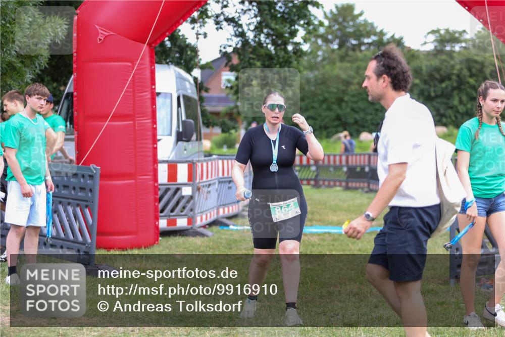 21.06.2026 - 29. Vierlanden-Triathlon Andreas Tolksdorf http://msf.ph/oto/9916910 21.06.2026 14:50:17 Ziel  meine-sportfotos.de