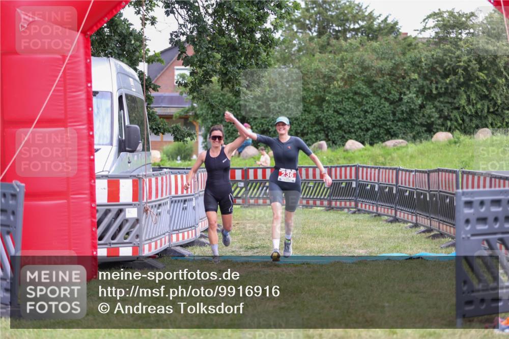 21.06.2026 - 29. Vierlanden-Triathlon Andreas Tolksdorf http://msf.ph/oto/9916916 21.06.2026 14:50:49 Ziel 236 meine-sportfotos.de