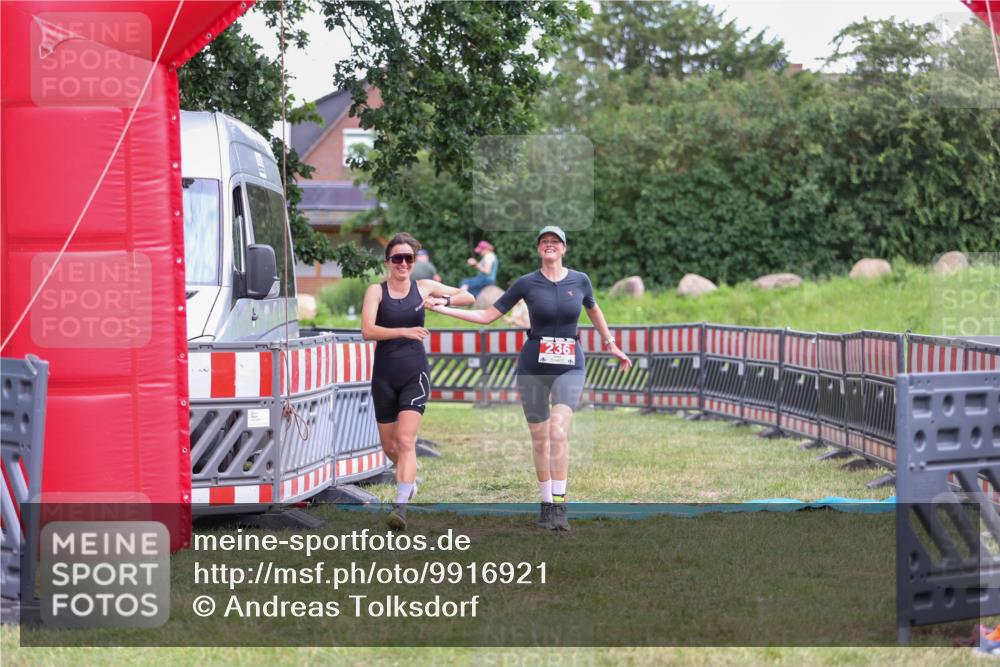 21.06.2026 - 29. Vierlanden-Triathlon Andreas Tolksdorf http://msf.ph/oto/9916921 21.06.2026 14:50:49 Ziel 236 meine-sportfotos.de