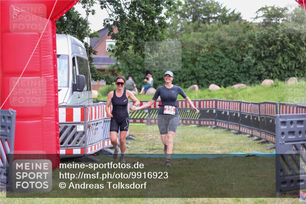 21.06.2026 - 29. Vierlanden-Triathlon Andreas Tolksdorf http://msf.ph/oto/9916923 21.06.2026 14:50:49 Ziel 236 meine-sportfotos.de