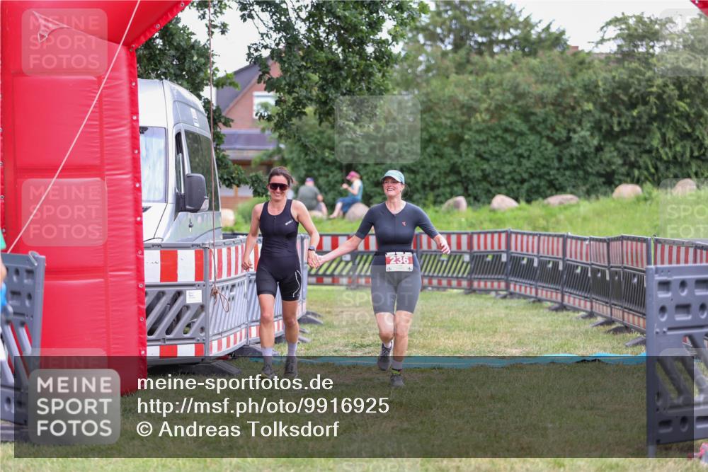 21.06.2026 - 29. Vierlanden-Triathlon Andreas Tolksdorf http://msf.ph/oto/9916925 21.06.2026 14:50:49 Ziel 236 meine-sportfotos.de