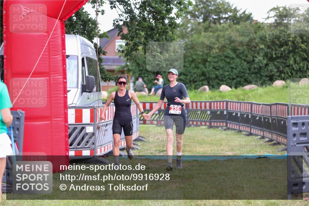 21.06.2026 - 29. Vierlanden-Triathlon Andreas Tolksdorf http://msf.ph/oto/9916928 21.06.2026 14:50:49 Ziel 236 meine-sportfotos.de