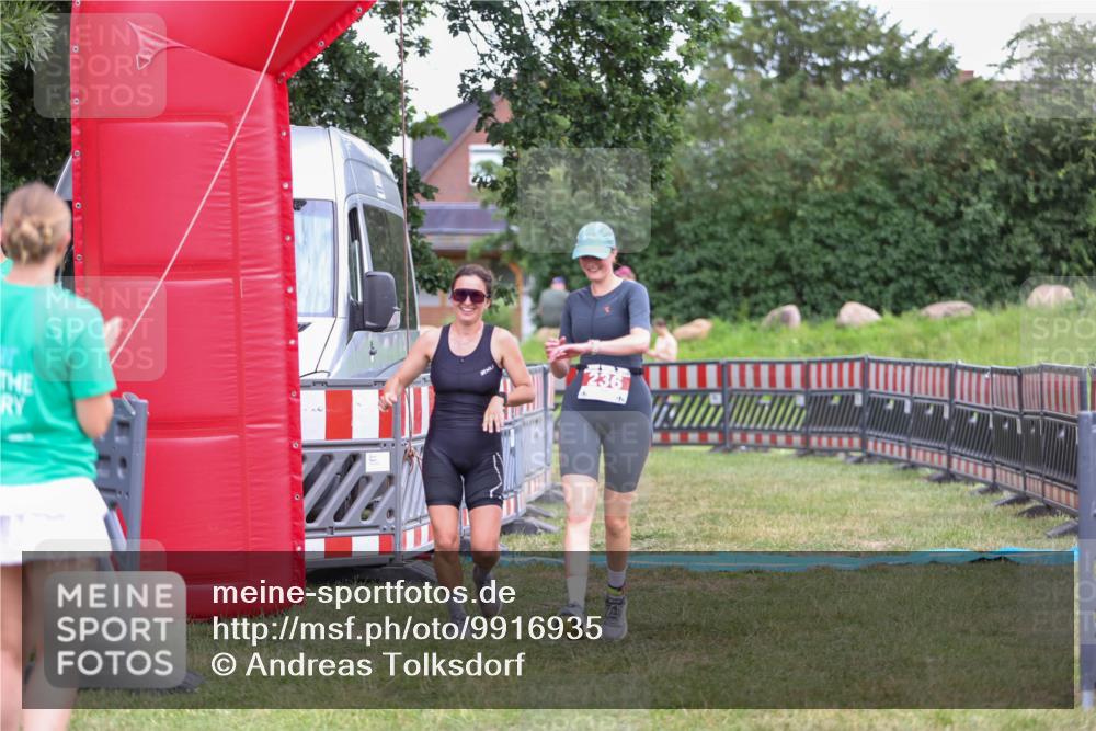 21.06.2026 - 29. Vierlanden-Triathlon Andreas Tolksdorf http://msf.ph/oto/9916935 21.06.2026 14:50:50 Ziel 236 meine-sportfotos.de