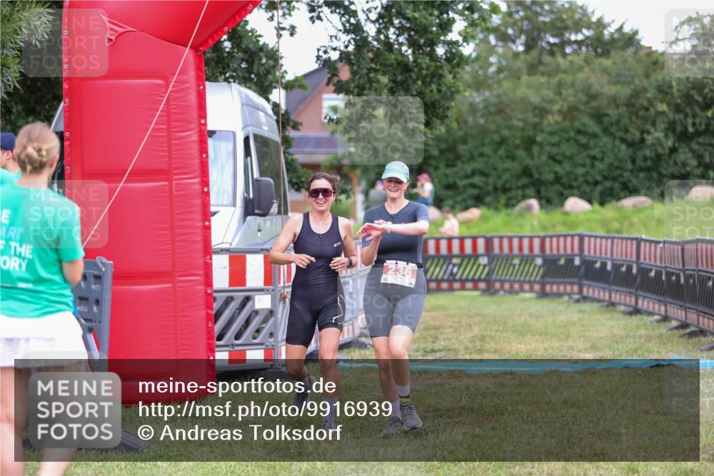 21.06.2026 - 29. Vierlanden-Triathlon Andreas Tolksdorf http://msf.ph/oto/9916939 21.06.2026 14:50:51 Ziel 236 meine-sportfotos.de