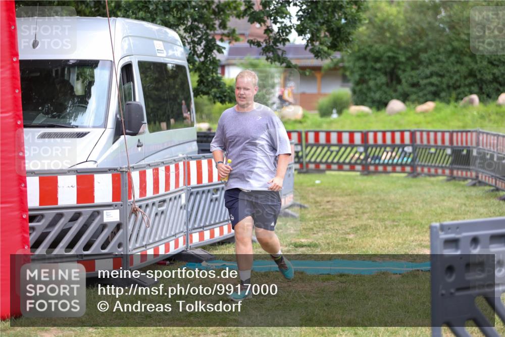 21.06.2026 - 29. Vierlanden-Triathlon Andreas Tolksdorf http://msf.ph/oto/9917000 21.06.2026 15:03:26 Ziel 736 meine-sportfotos.de