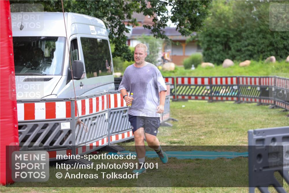 21.06.2026 - 29. Vierlanden-Triathlon Andreas Tolksdorf http://msf.ph/oto/9917001 21.06.2026 15:03:26 Ziel 736 meine-sportfotos.de