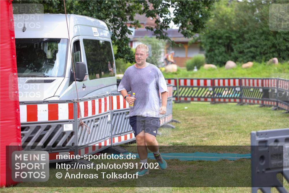 21.06.2026 - 29. Vierlanden-Triathlon Andreas Tolksdorf http://msf.ph/oto/9917002 21.06.2026 15:03:26 Ziel 736 meine-sportfotos.de