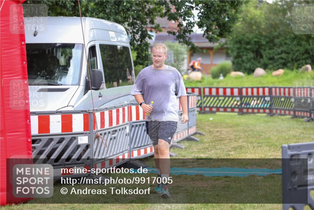 21.06.2026 - 29. Vierlanden-Triathlon Andreas Tolksdorf http://msf.ph/oto/9917005 21.06.2026 15:03:26 Ziel 736 meine-sportfotos.de