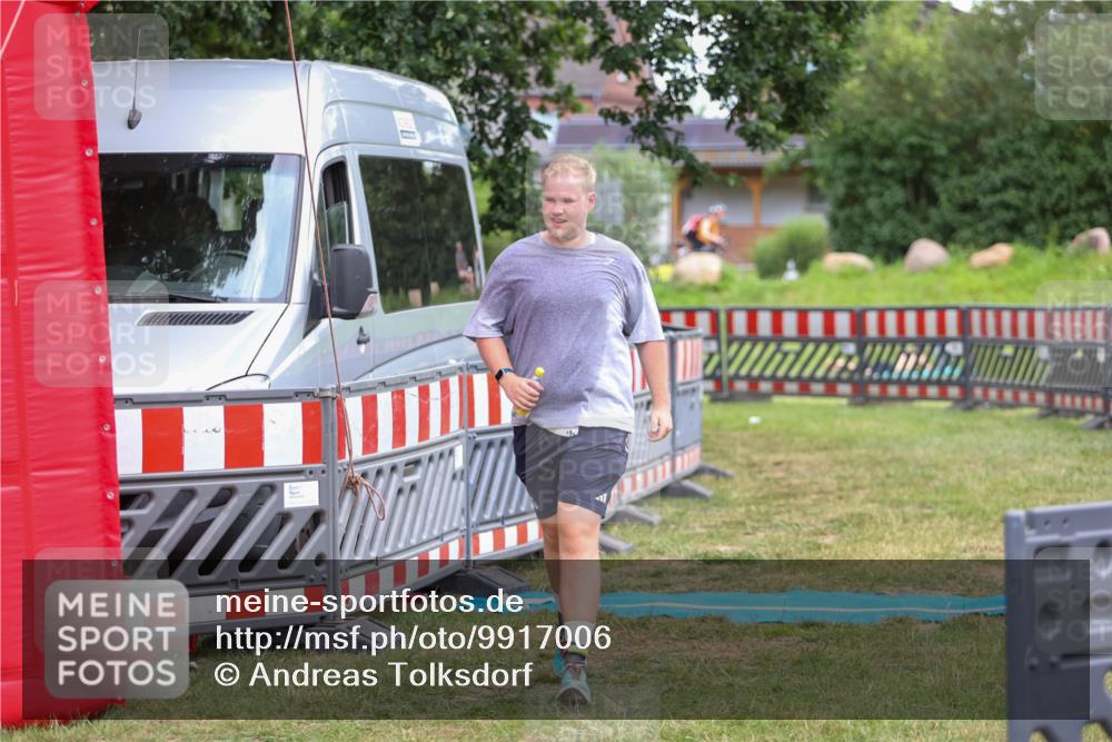 21.06.2026 - 29. Vierlanden-Triathlon Andreas Tolksdorf http://msf.ph/oto/9917006 21.06.2026 15:03:26 Ziel 736 meine-sportfotos.de