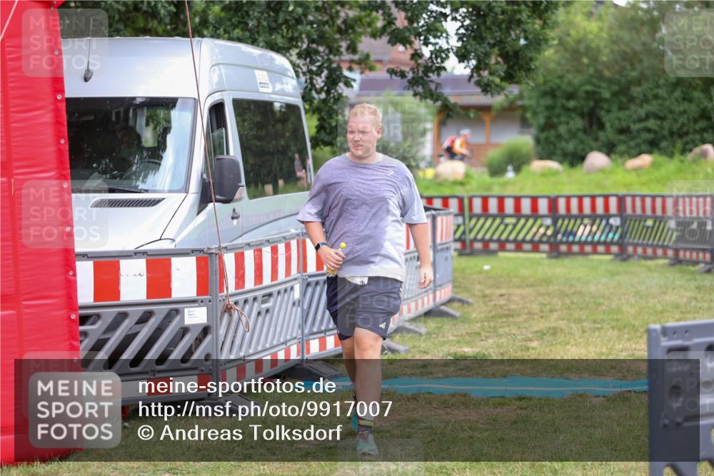 21.06.2026 - 29. Vierlanden-Triathlon Andreas Tolksdorf http://msf.ph/oto/9917007 21.06.2026 15:03:26 Ziel 736 meine-sportfotos.de