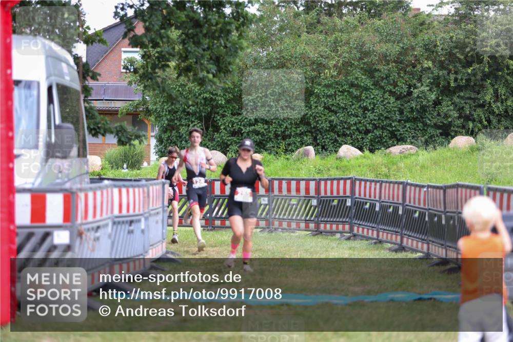 21.06.2026 - 29. Vierlanden-Triathlon Andreas Tolksdorf http://msf.ph/oto/9917008 21.06.2026 15:05:03 Ziel 255, 1245, 1246 meine-sportfotos.de