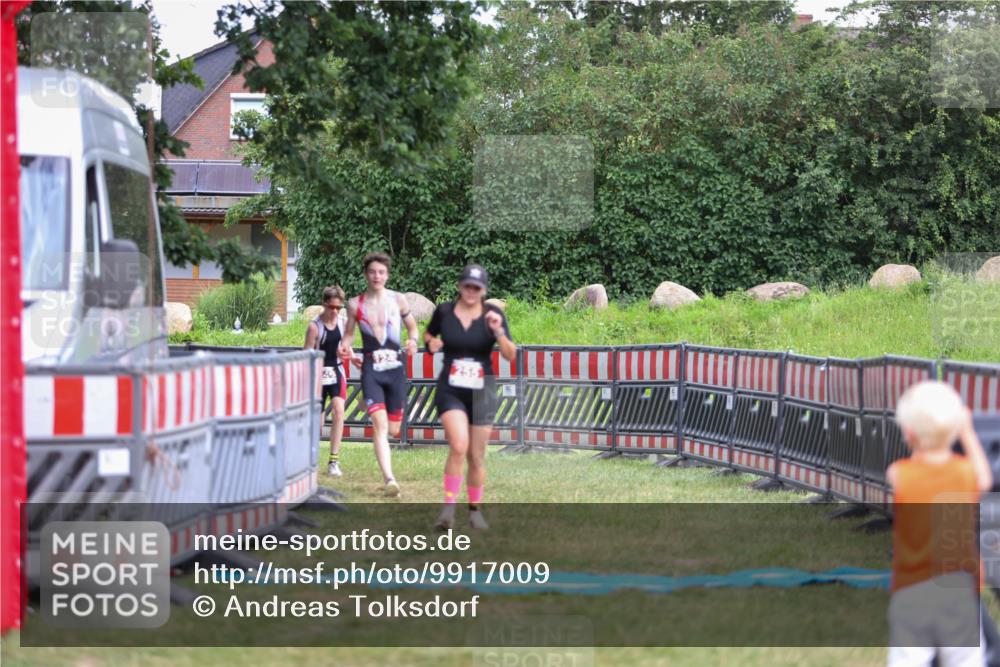 21.06.2026 - 29. Vierlanden-Triathlon Andreas Tolksdorf http://msf.ph/oto/9917009 21.06.2026 15:05:03 Ziel 255, 1245, 1246 meine-sportfotos.de